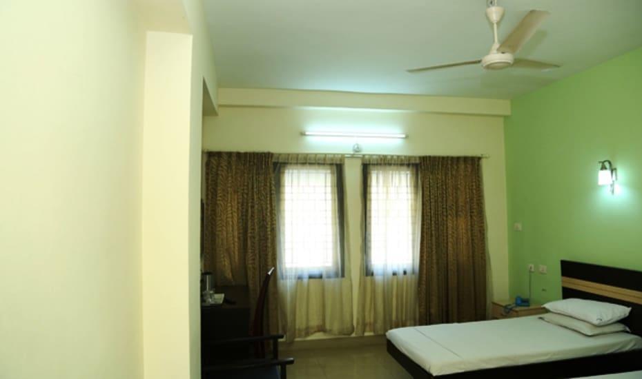 Sri Srinivasa Residency Hotel Kadapa Exterior photo